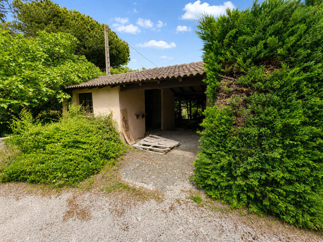Maison T6 de 200m2 habitable avec garage 35m2 et nombreuses dépendances, le tout sur une parcelle terrain arbo - photo 8