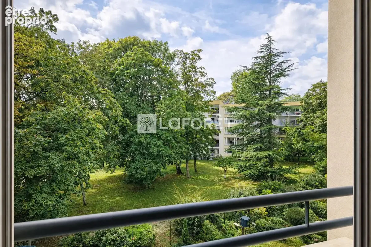 Dernier étage, vue arborée et box - photo 3