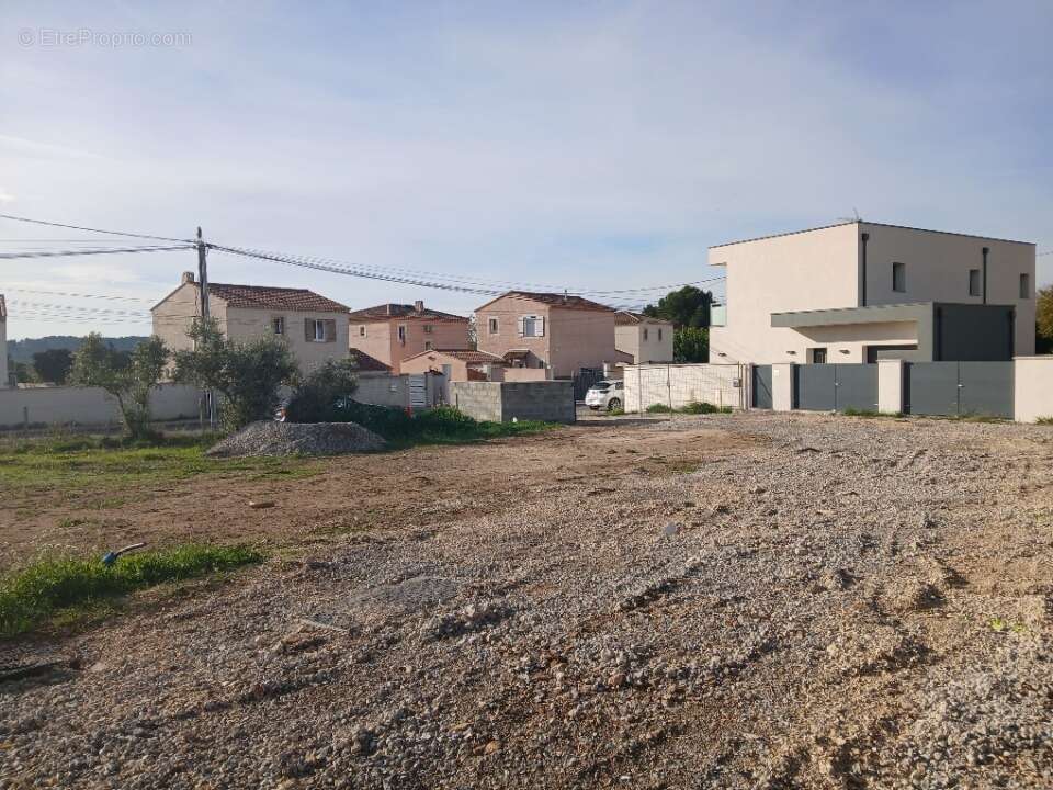 Terrain à LA FARE-LES-OLIVIERS