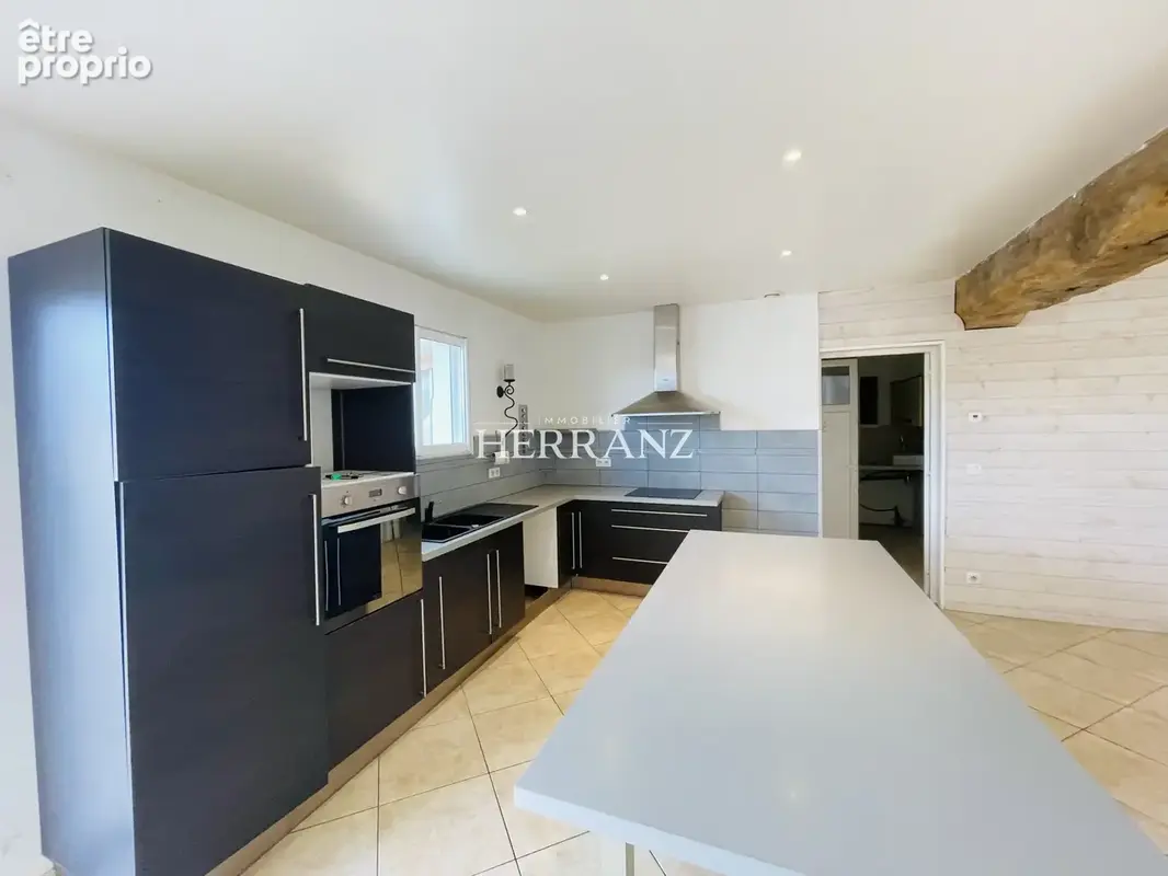 Maison familiale de plain-pied de 135 m2, 4 chambres, garage de 55 m2 et jardin de 2 000 m2 - photo 7