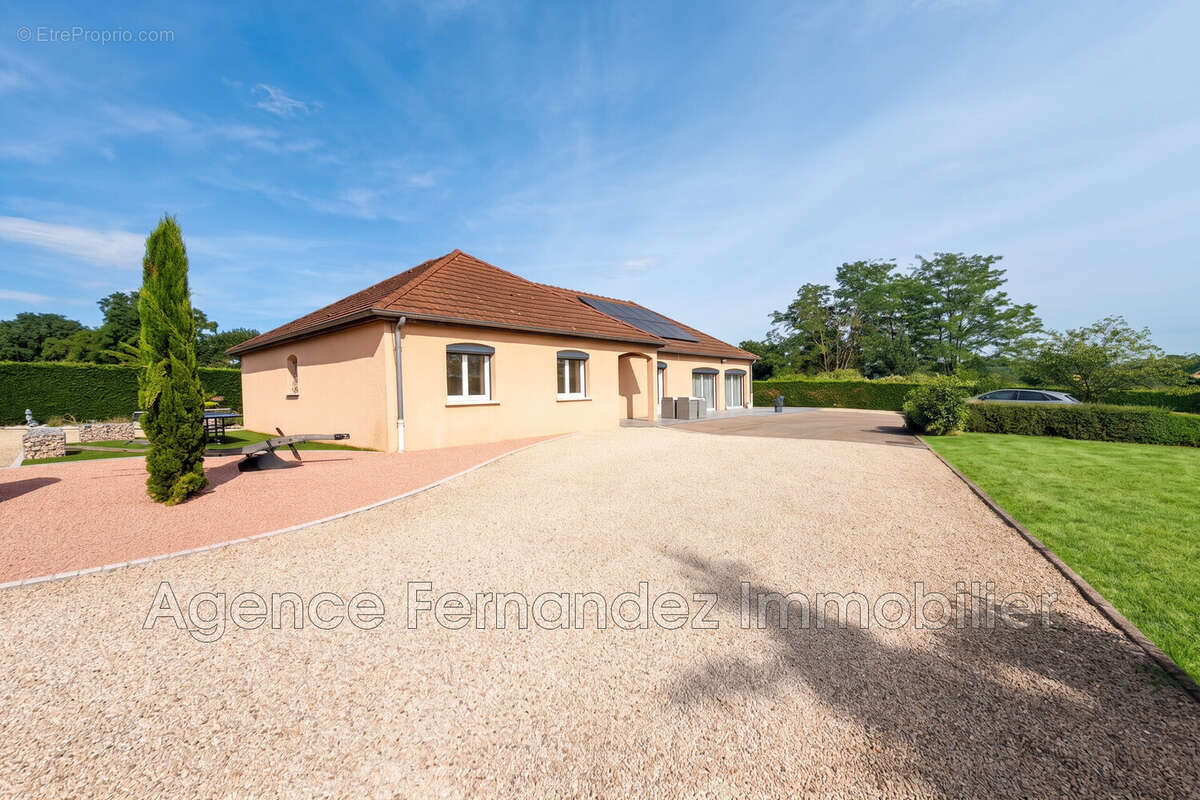 Maison 160 m² à Saint-Yan  - photo 3