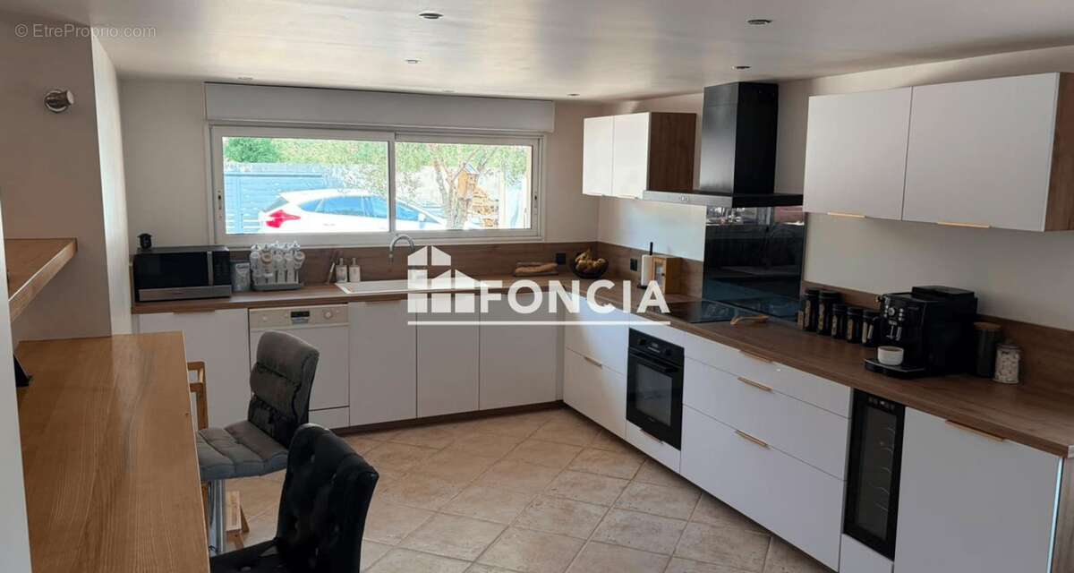 Le Montat, belle maison de 6 pieces, environ 134m2, sur une parcelle d'environ 2855 m2 - photo 5