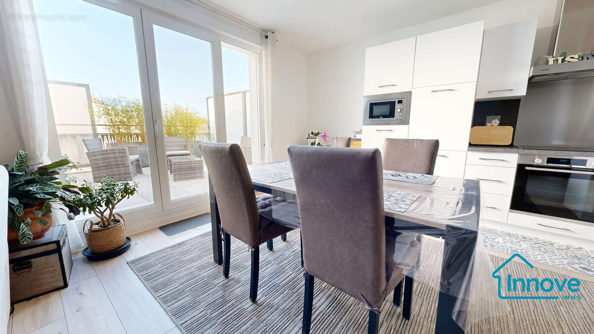 Appartement à THIVERVAL-GRIGNON