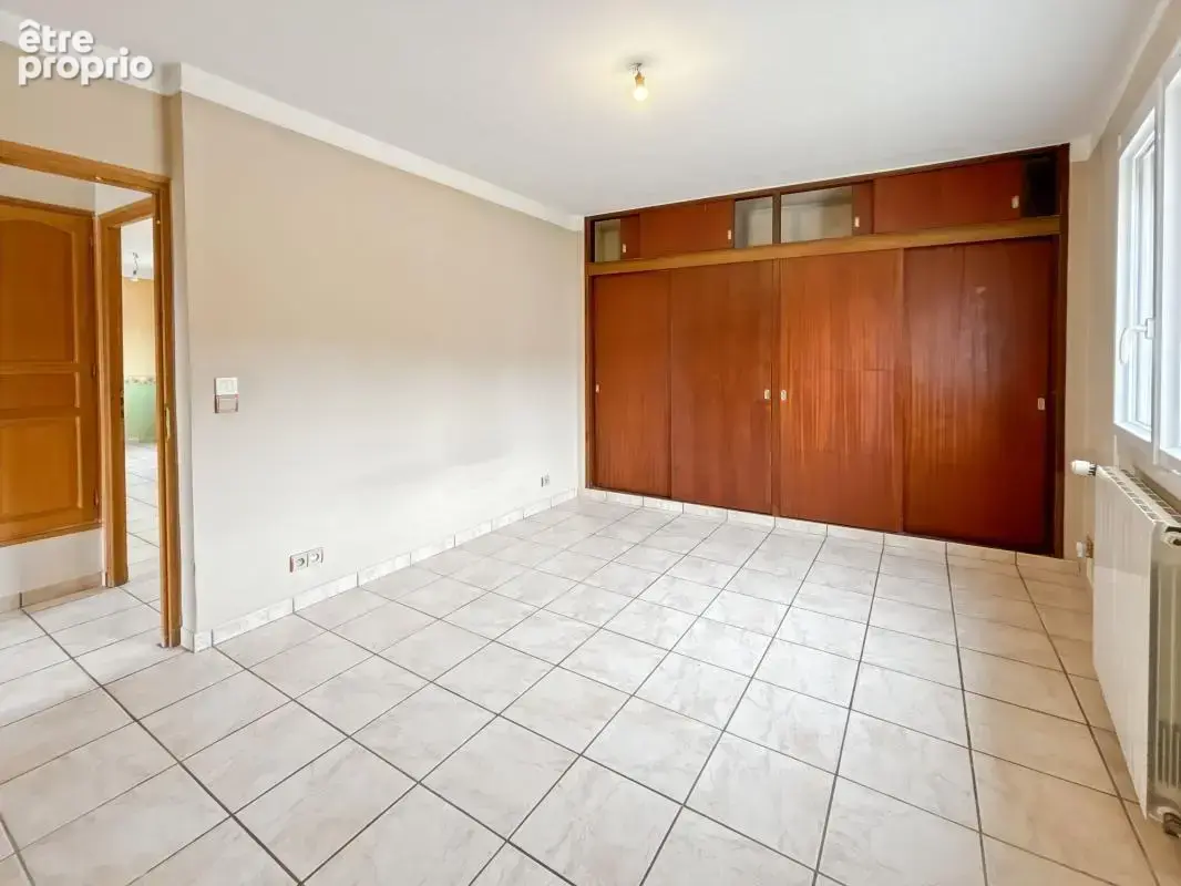 Belle maison Rénovée composée de deux logements , un type 4 et un type 2. Bâtie sur une parcelle de 800 m2 , cette charmante mai - photo 9