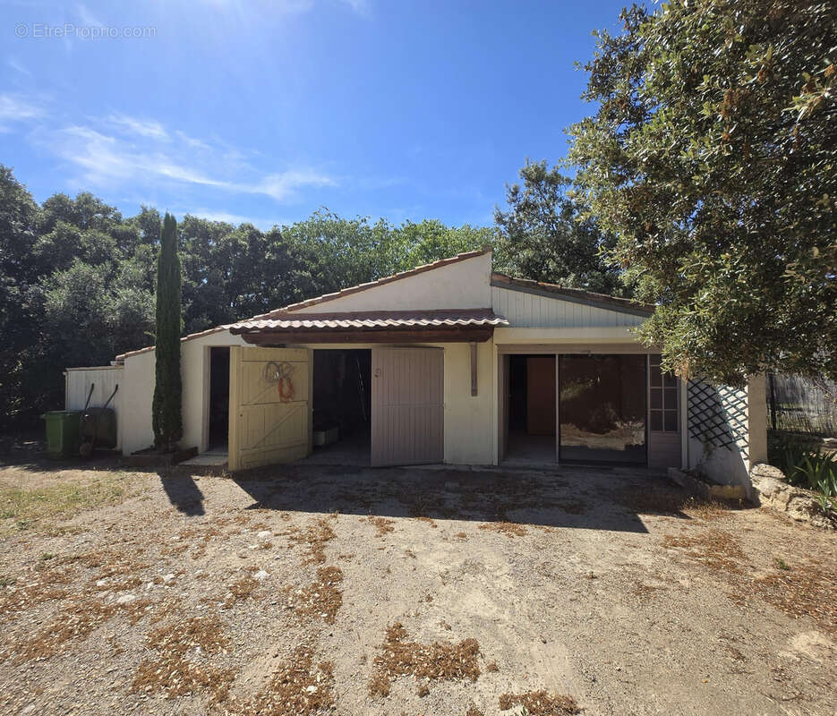 A vendre villa 4 chambres terrain 1706 m2 - photo 6