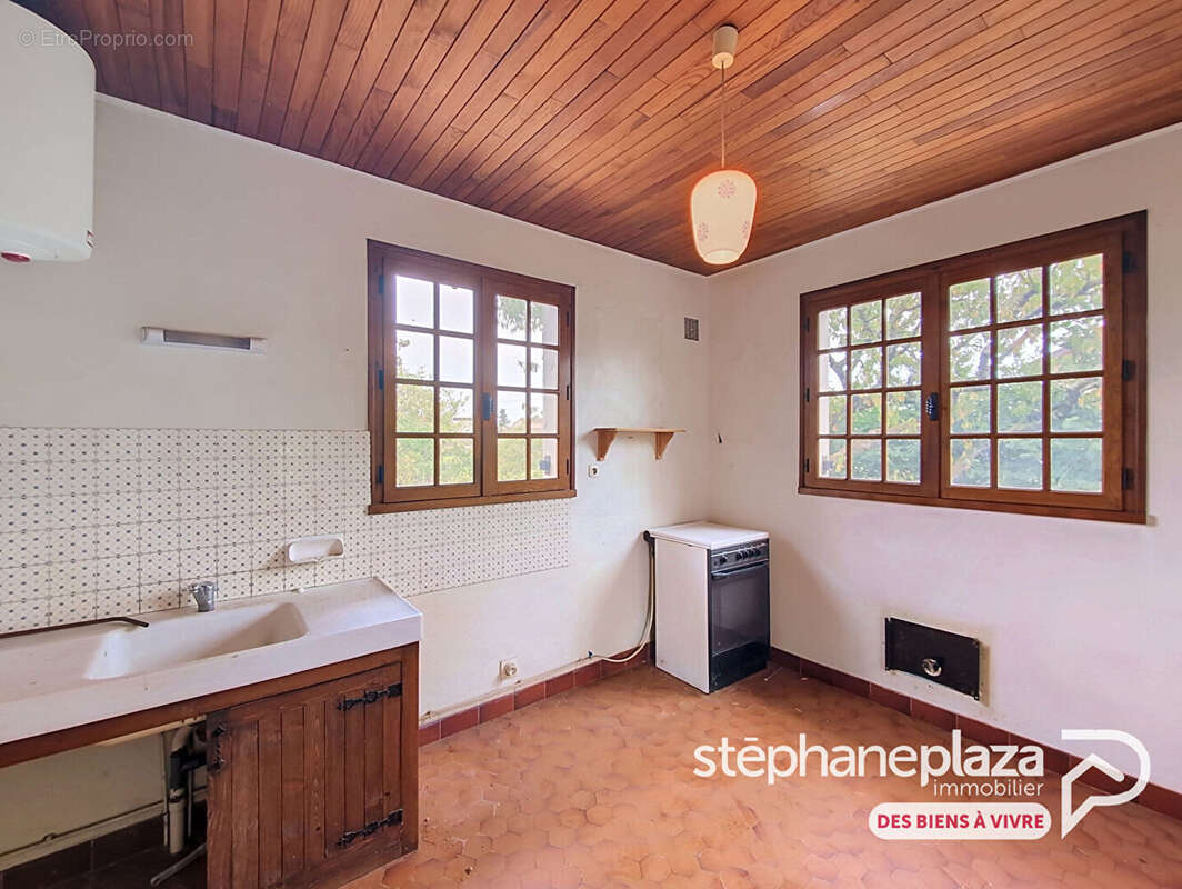 Maison de plain-pied à rénover de 81m², 2 chambres + 1 bureau, 2 garages avec jardin au centre de VILLARS-LES-DOMBES - photo 7