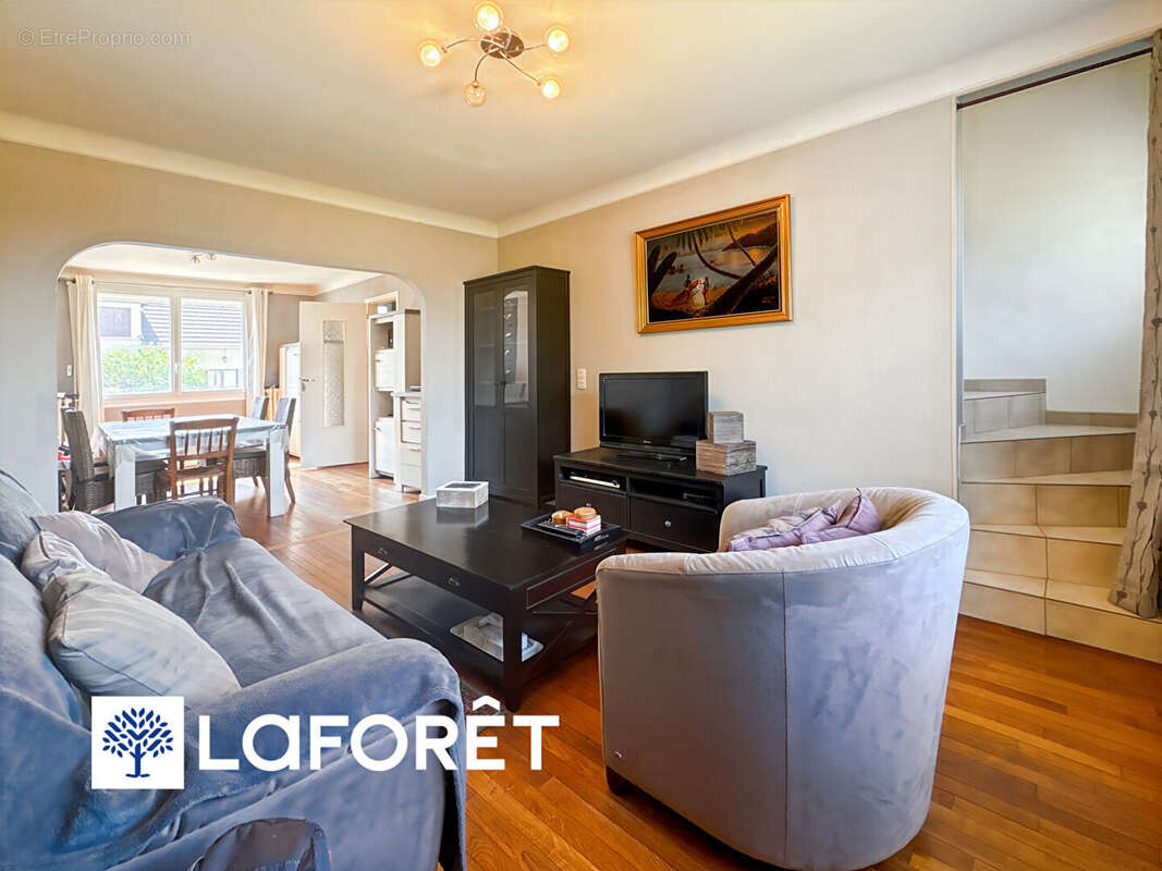 Maison à SAINTE-GENEVIEVE-DES-BOIS