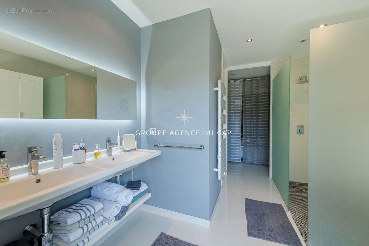 Villa contemporaine valescure  avec piscine garage et depandances - photo 13
