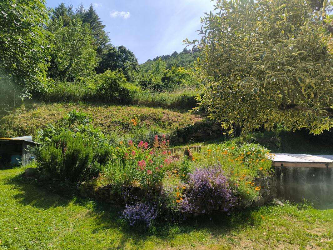 Maison en pierre  de 126 m2 terrain 5781 m2 + dependances+ gite - photo 2