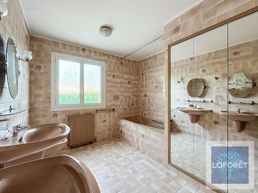 Maison à BUSSAC-FORET