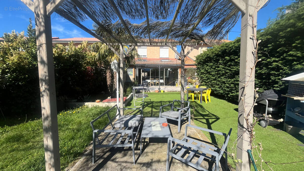 Maison à LES ROCHES-DE-CONDRIEU