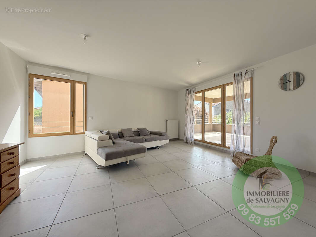 Appartement à LA TOUR-DE-SALVAGNY