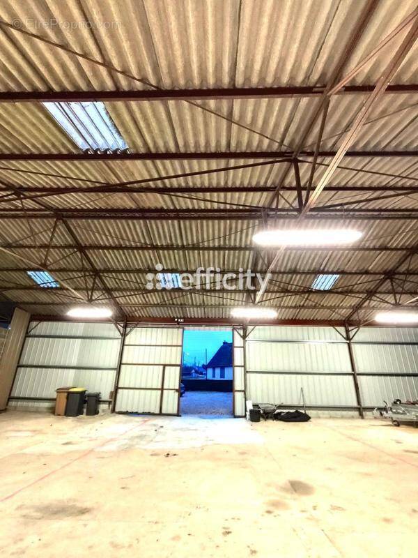 Commerce à TREMBLAY-LES-VILLAGES