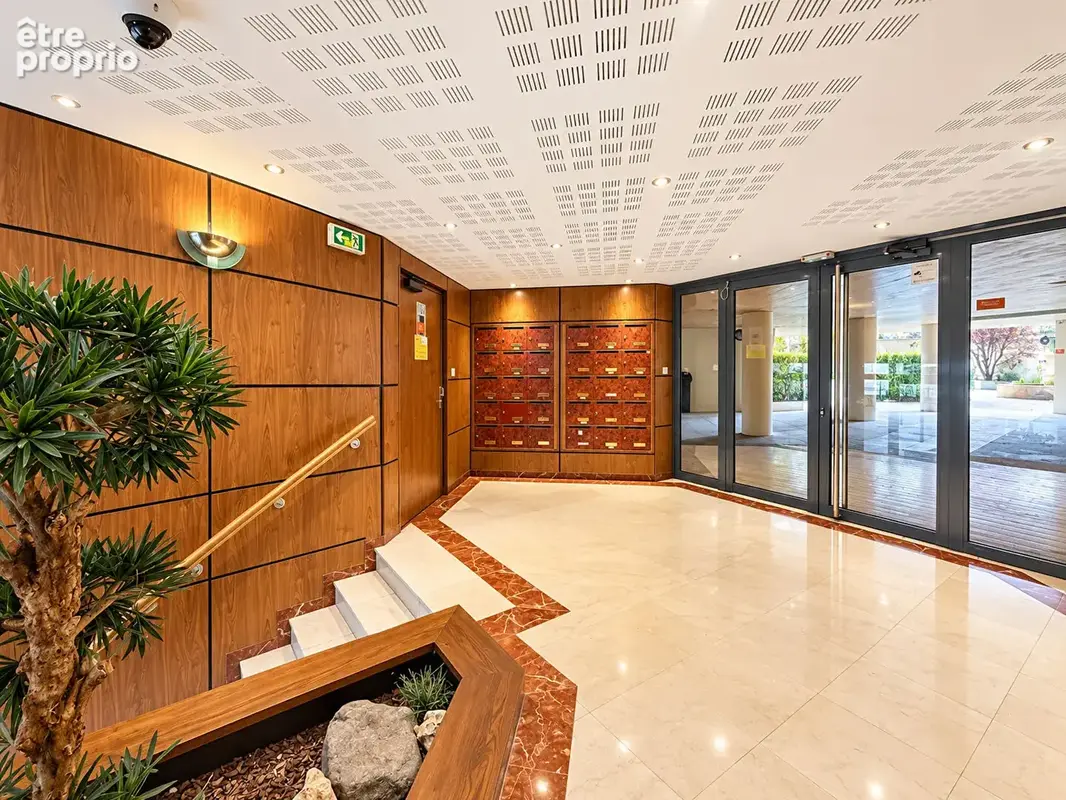 Villeurbanne Gratte-Ciel T2 35,39 m²  Quatrième étage avec balcons et garage - photo 2