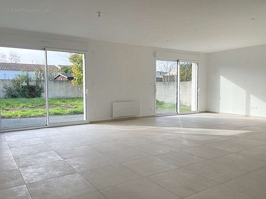 Plain pied de 114 m2 -  3 chambres- garage - grand jardin clos- quartier résidentiel - photo 2