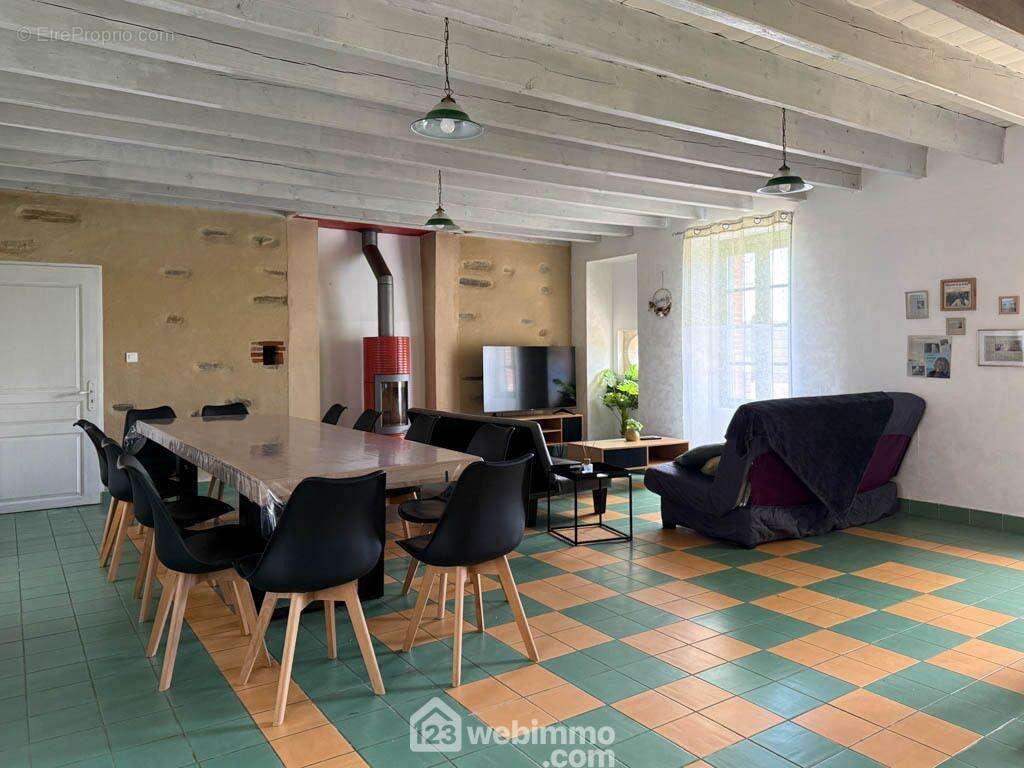 son espace de vie convivial de 45 m², - Maison à POUZAUGES