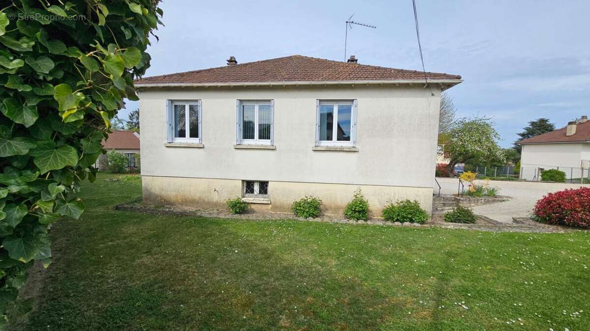Maison à HOUDAN