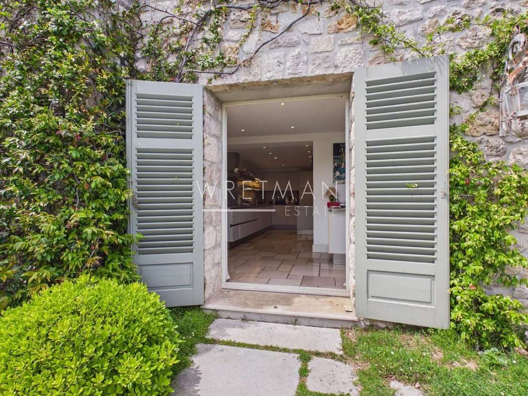 Maison à CHATEAUNEUF-GRASSE