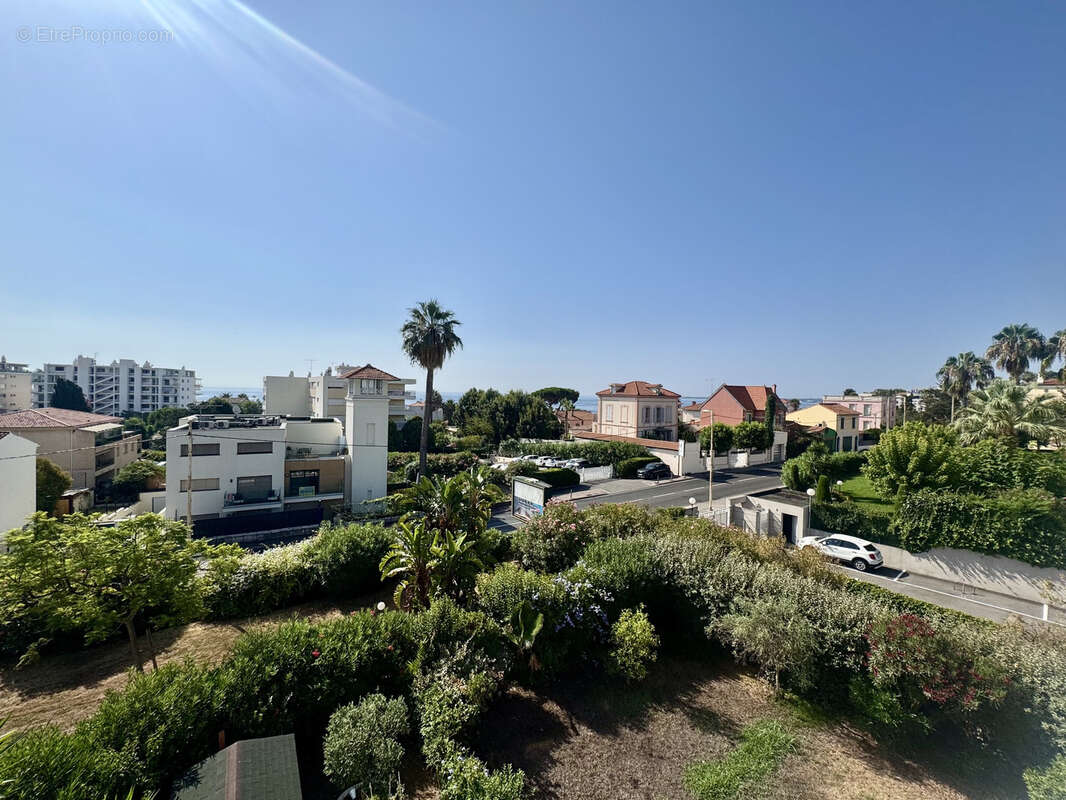 Golfe Juan à 300 m de la plage, vaste trois pièces de 79 m2 avec 52 m2 de terrasses - photo 15