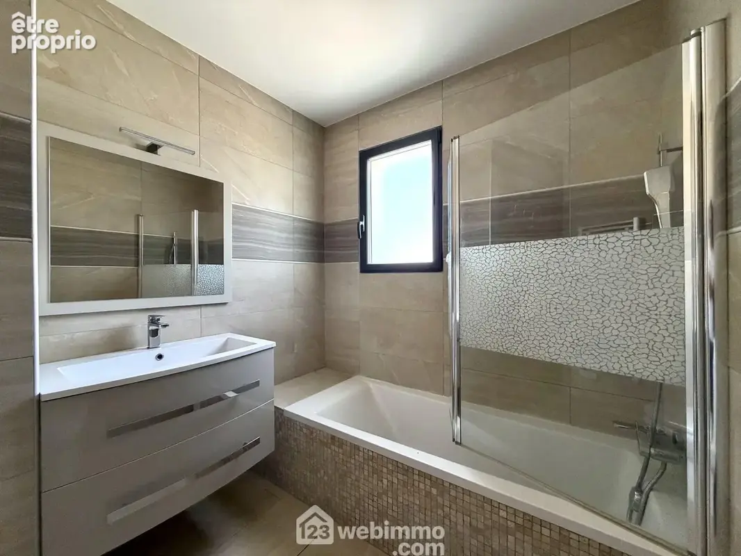 Il existe une salle de bain?