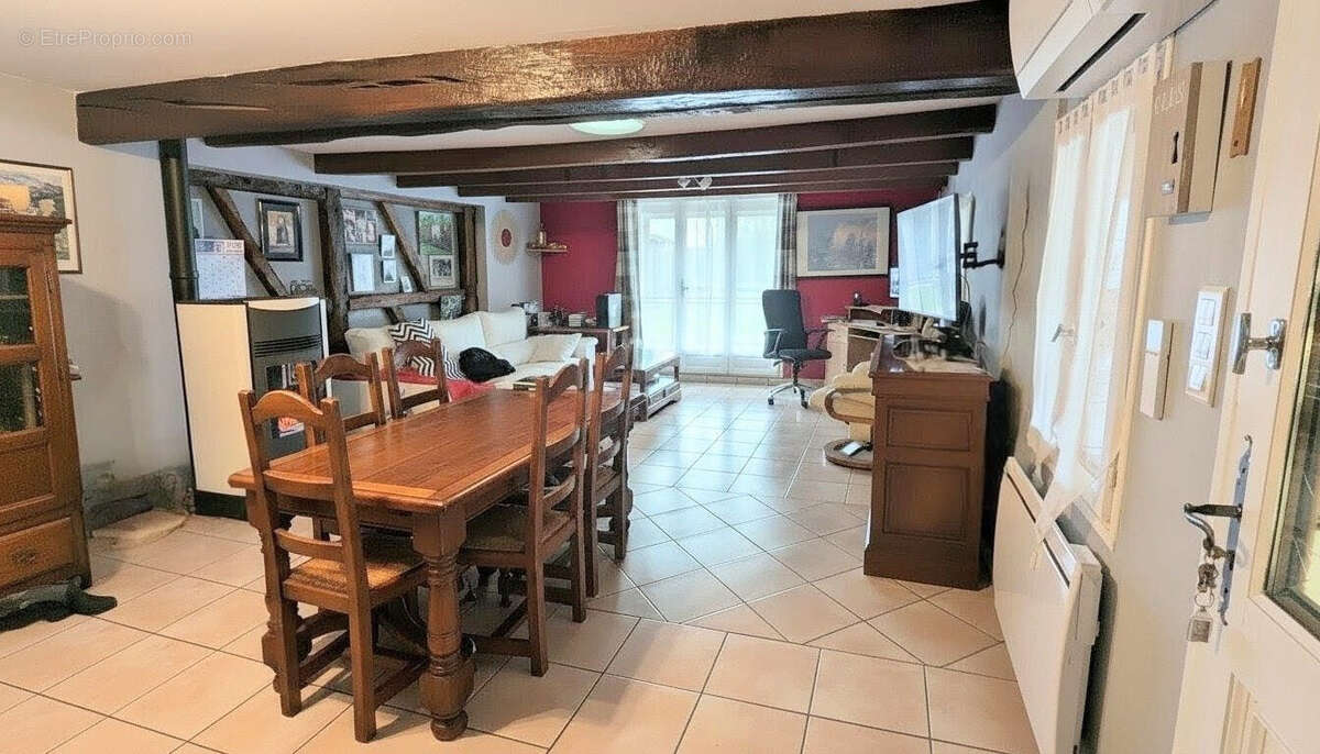 Salle - Maison à SAINT-BONNET-EN-BRESSE