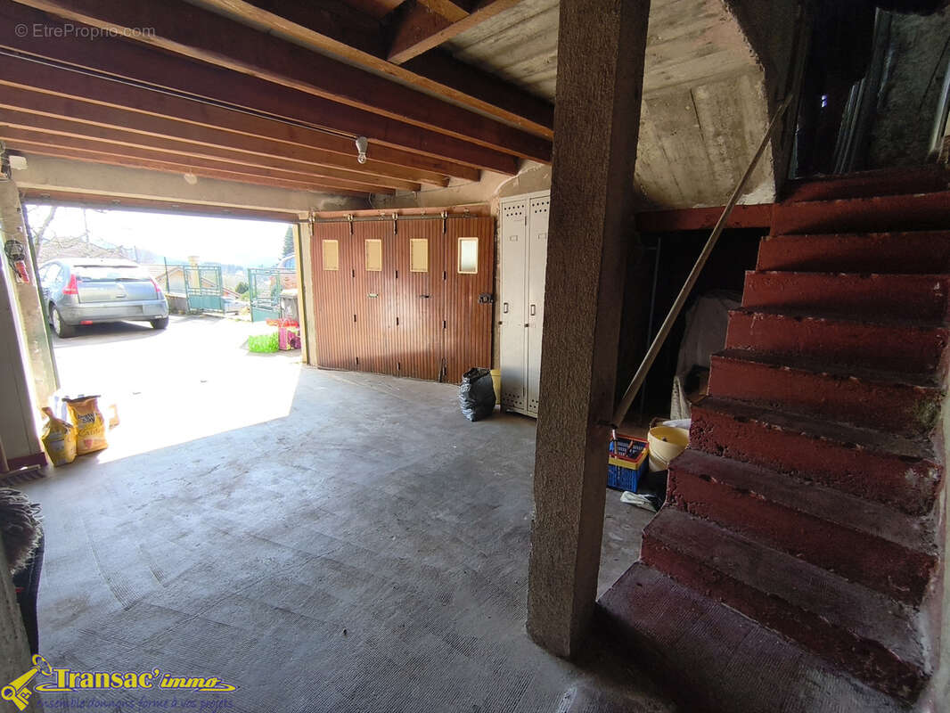 À Saint Rémy sur Durolle proche du plan d'eau, belle maison familiale 6 pièces avec 2 garages. - photo 17