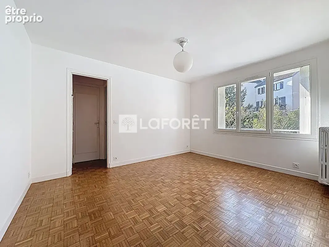 Suresnes Centre-ville - Studio 27,32 m² - Copropriété rénovée - Isolation & Chaudière - photo 2