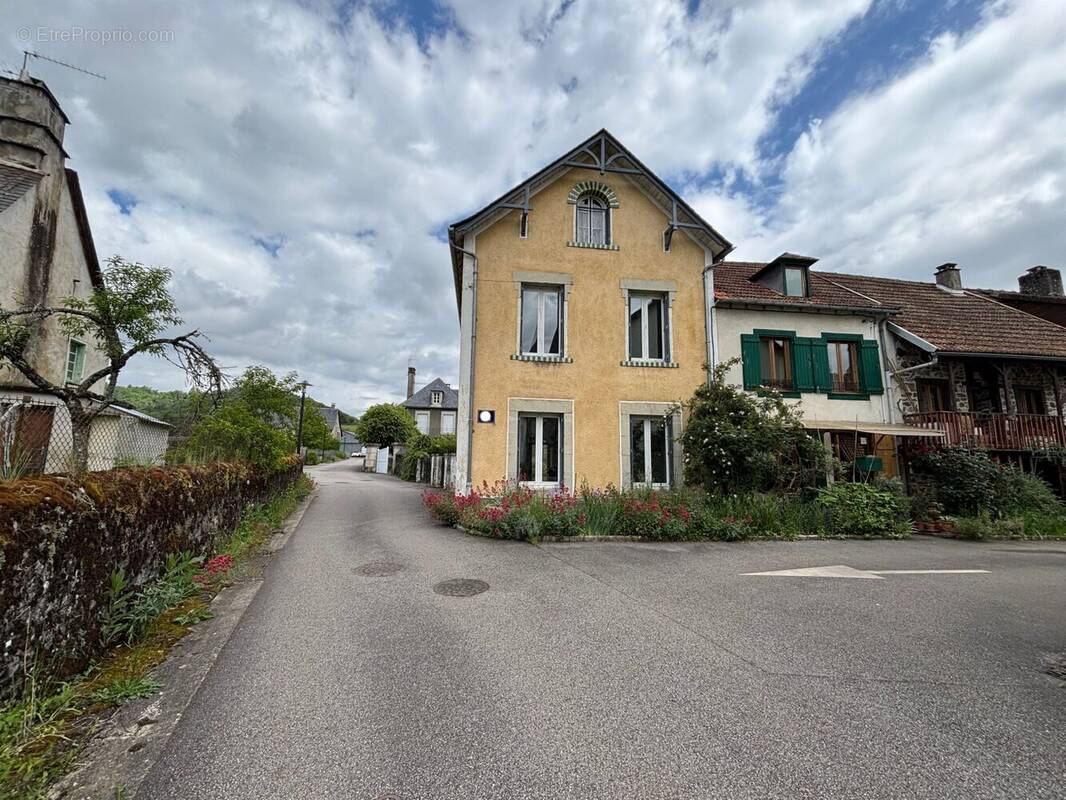 Façade avant - Maison à CHAMPS-SUR-TARENTAINE-MARCHAL