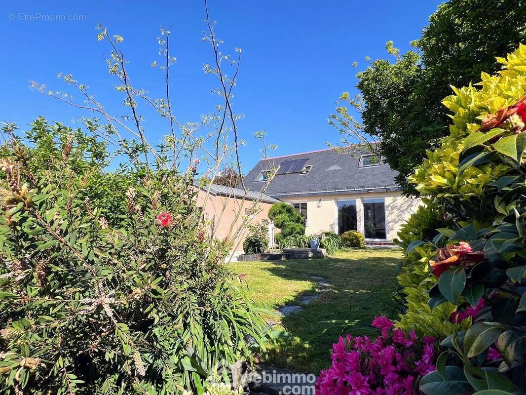 Belle maison familiale de 138 m² habitables... - Maison à MONTREUIL-JUIGNE