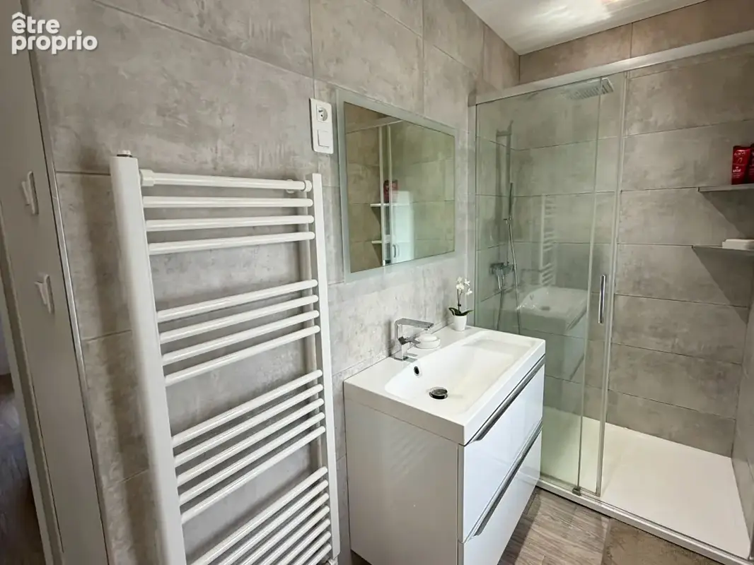 Maison avec piscine, commerces à pied, dépendances et grands garages, proche TGV et plages - photo 6