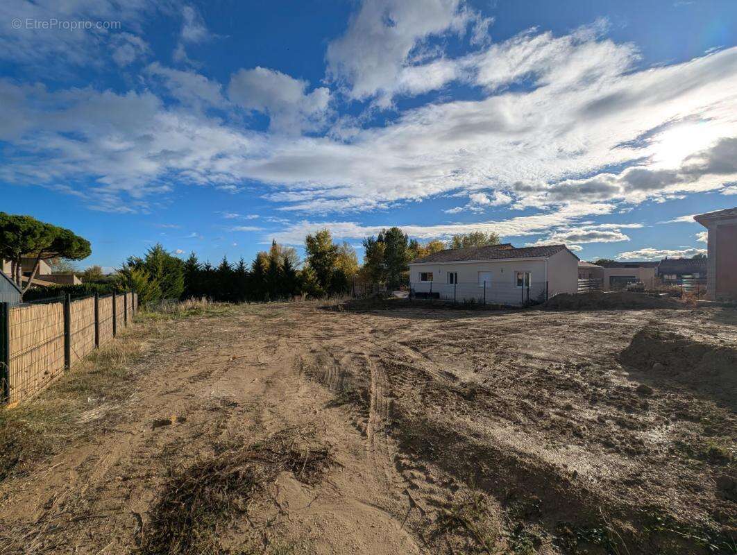 Terrain à POUZOLLES