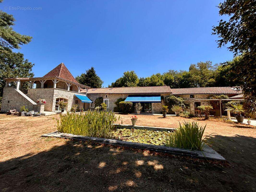Propriété d'Exception au coeur du Périgord : Un héritage du XIVe siècle sublimé par la modernité, 270 m² habitables, 7ha de terr - photo 3
