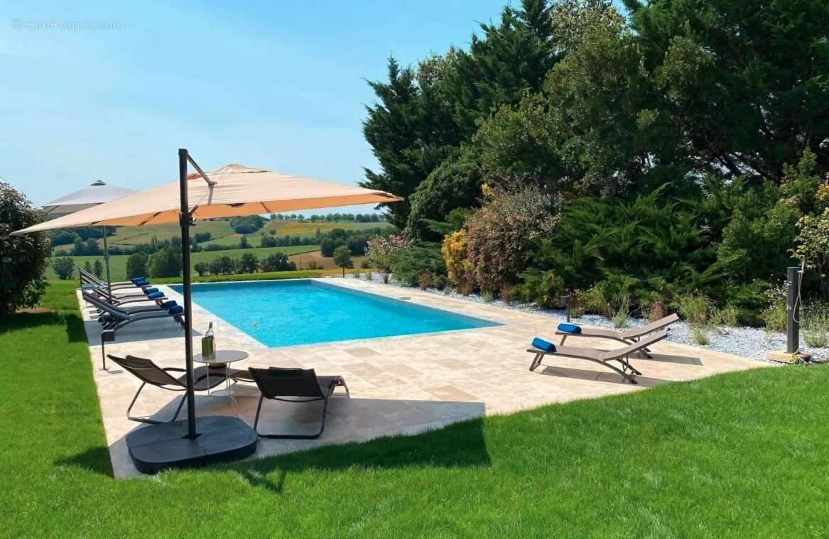 Splendide Château du XIXème siècle avec Tourelles – Élégance, Confort et Art de Vivre à la Française - photo 2