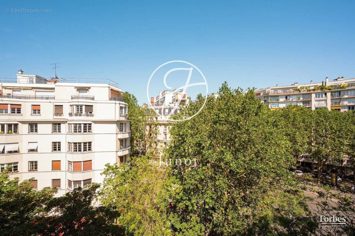 Appartement à PARIS-16E