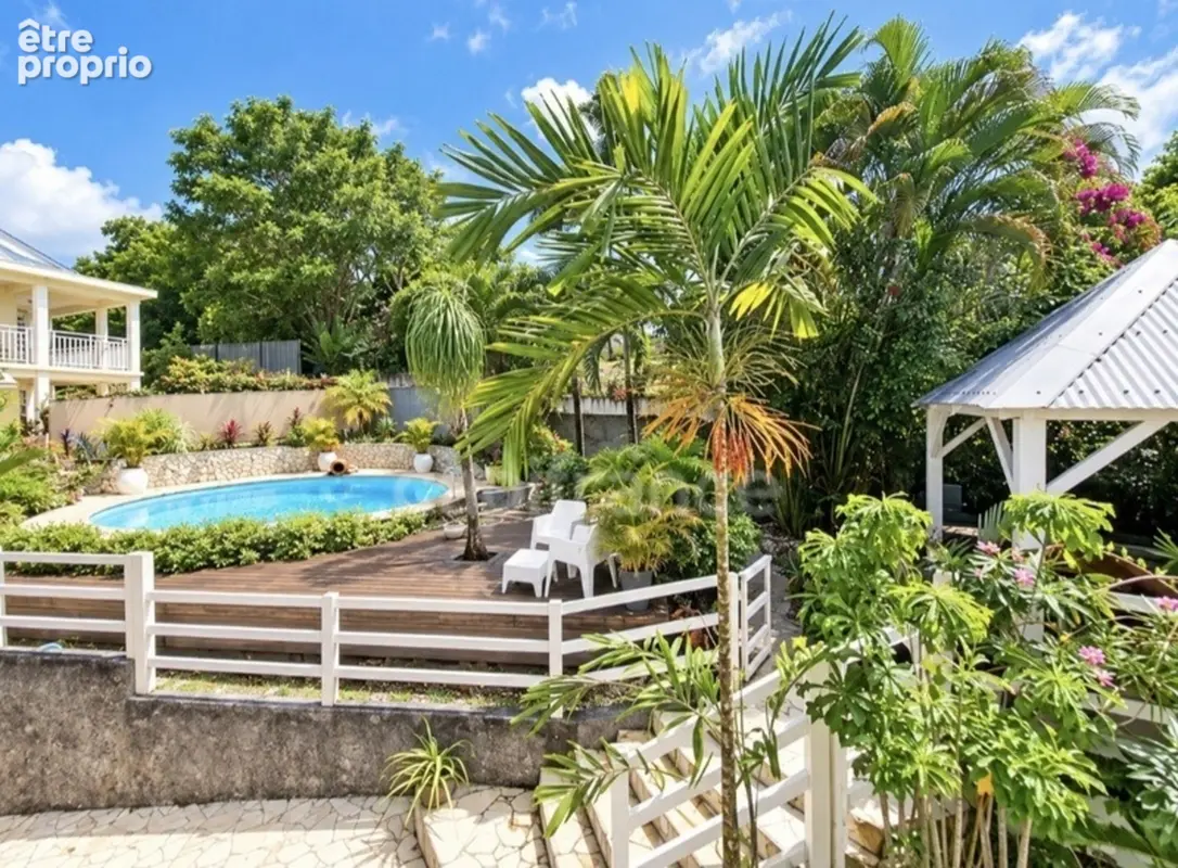 A vendre - Fort de France Quartier Didier -  Villa T6 avec jardin, terrasse, carbet et piscine - photo 4