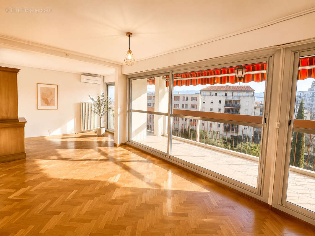 Appartement à MARSEILLE-5E