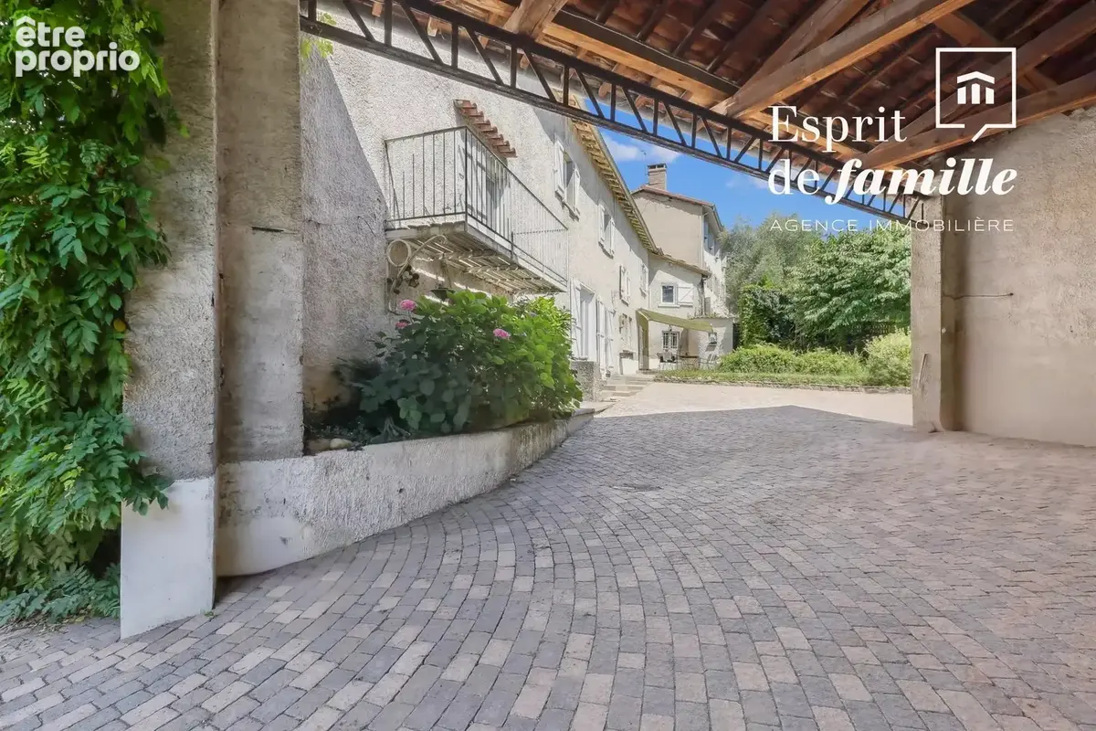 Fontaines-Saint-Martin, propriété au coeur du village 260m2 plus dépendances - photo 3