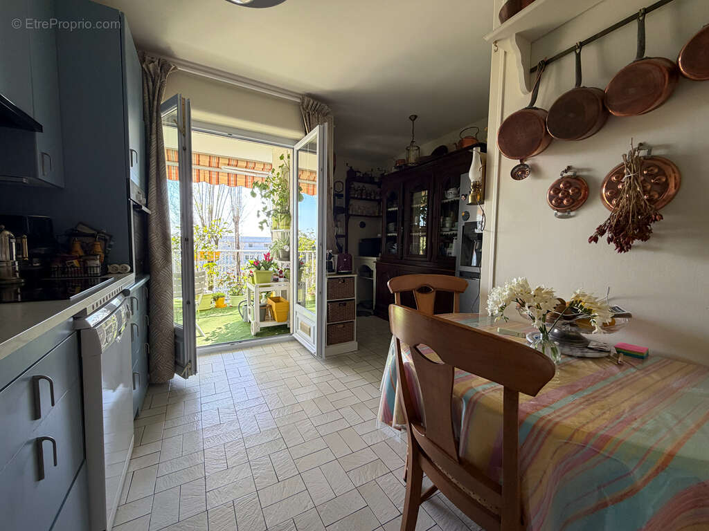 Mérignac Saint-Augustin - Appartement 5 pièces de 150 m² avec terrasse, garage double et cave - photo 8