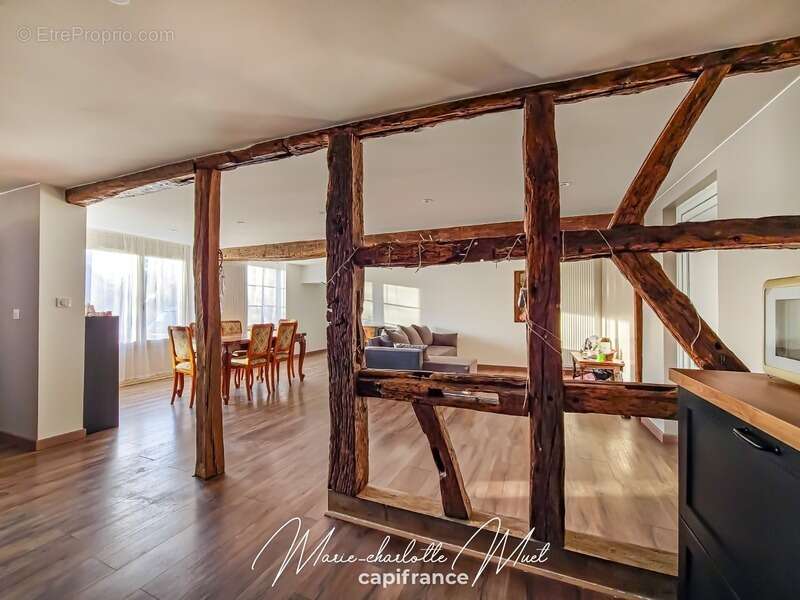 Maison à BAGE-LE-CHATEL