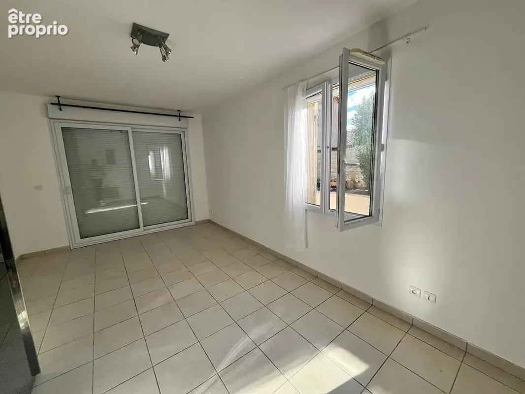 Super Maison  de plain pieds de 128 m2 habitable avec terrain , piscine et parkings - photo 7