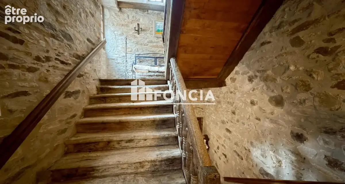  Maison de caractère du XVIᵉ siècle – 200 m² – Terrasse – Garage – Emplacement d’exception sur la place des Arcades à Sauveterre - photo 12