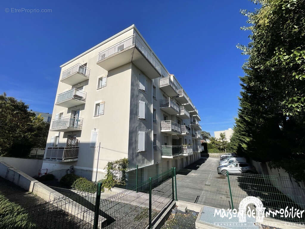 A vendre à COGNAC entre Centre-Ville et Gare - Appartement Lumineux avec Balcon et Garage - 41m2 - 3 pièces - photo 3