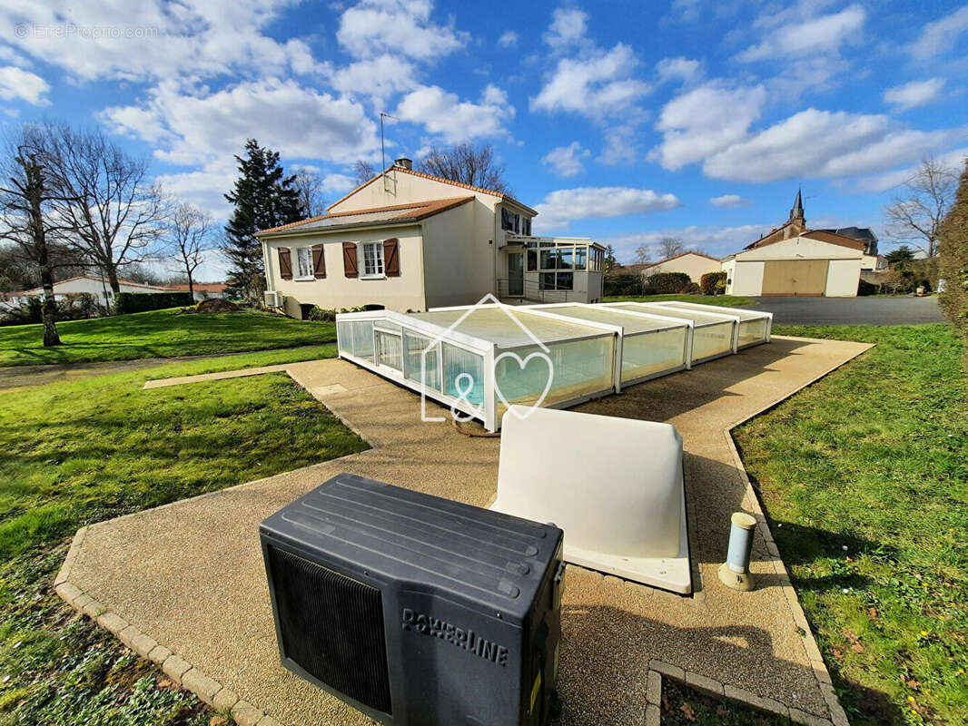 Maison à BOURNEZEAU