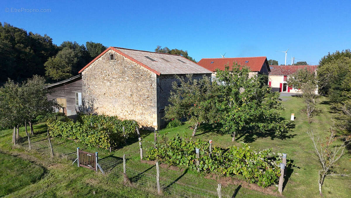Maison à LA CHAPELLE-BATON