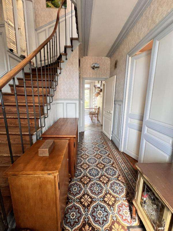 78200 MANTES LA JOLIE, Maison 7 pièce(s) 130 m2, 4 chambres, jardin clos de murs, sous-sol total - photo 2