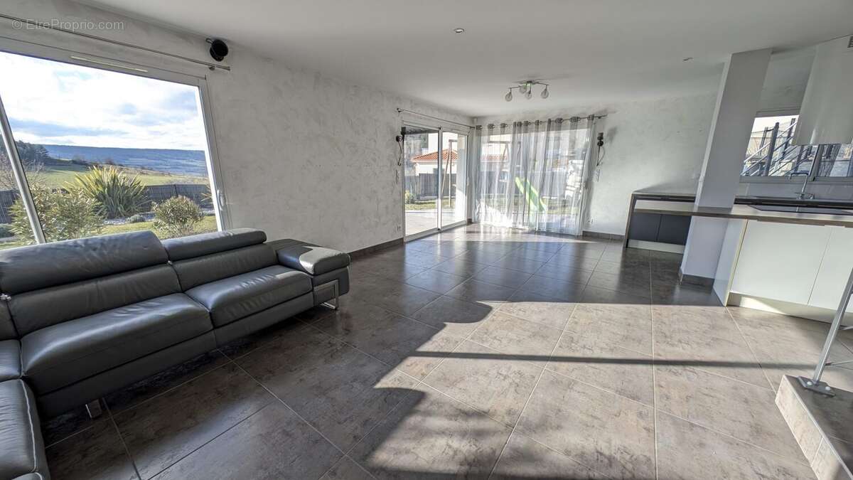 Maison à LA ROCHE-BLANCHE