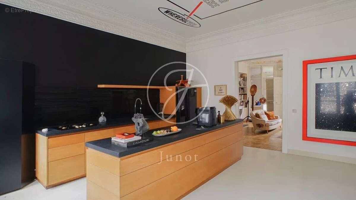 Appartement à PARIS-1E