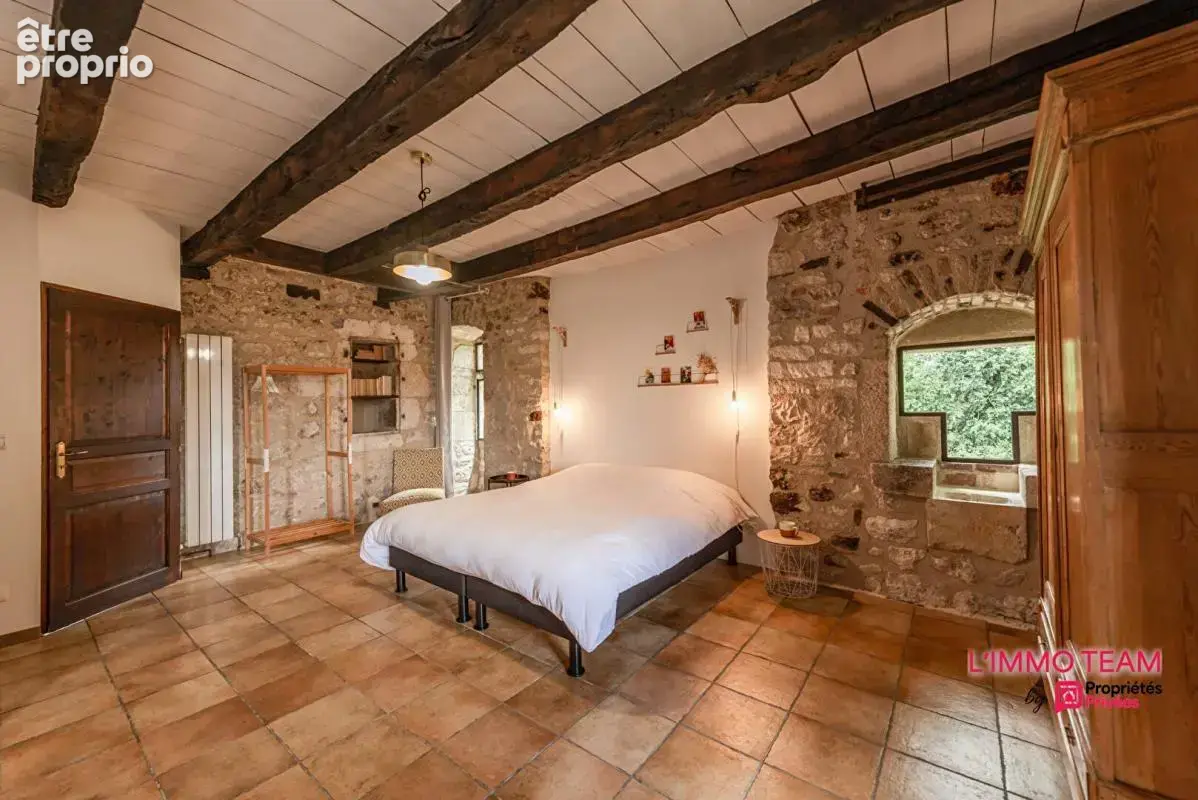 MONTCUQ  Propriété quercynoise 11 pièces sur 5500 m² avec piscine et dépendance - photo 10
