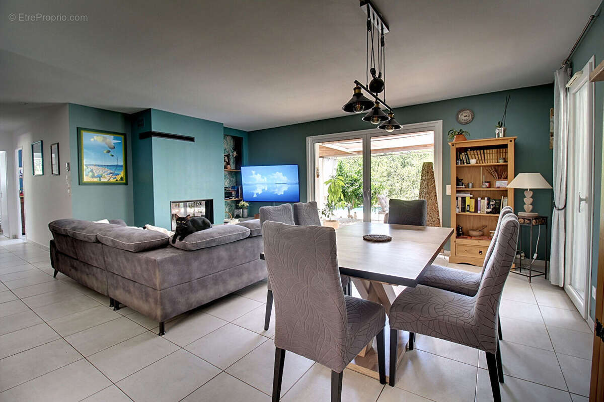 A VENDRE EN EXCLUSIVITÉ ! FIGANIÈRES Maison de plain-pied 126 m² 3 chambres Piscine et terrain de 2074 m² - photo 9
