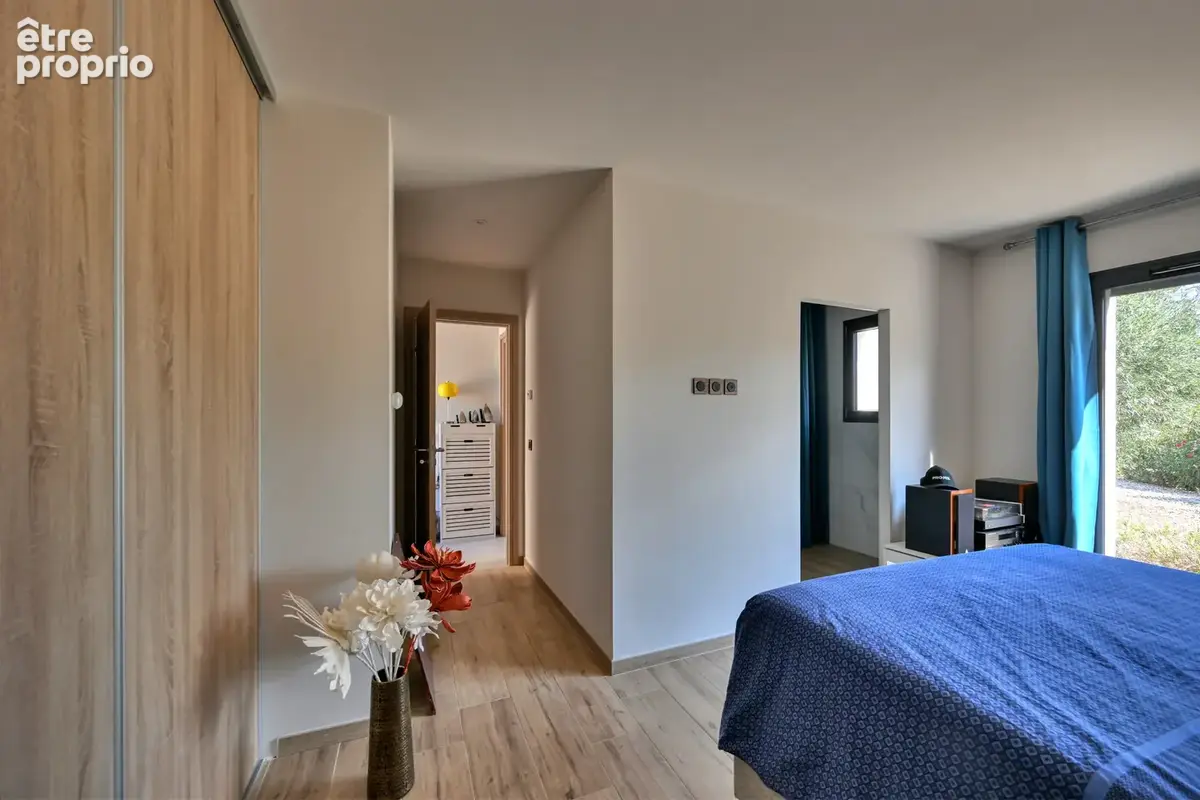 Maison contemporaine de plain-pied avec piscine et vue dégagée sur 3000m2 de parcelle - photo 8